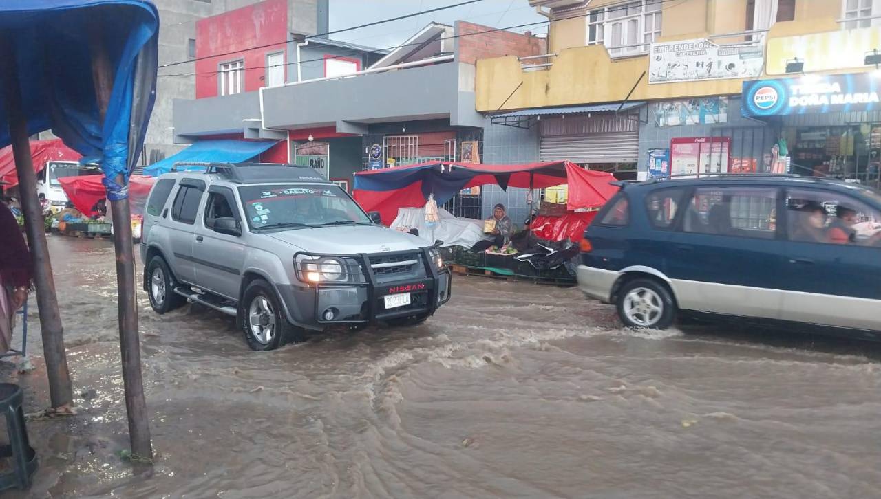 Intensa lluvia inunda calles y mercados en la ciudad de Cochabamba