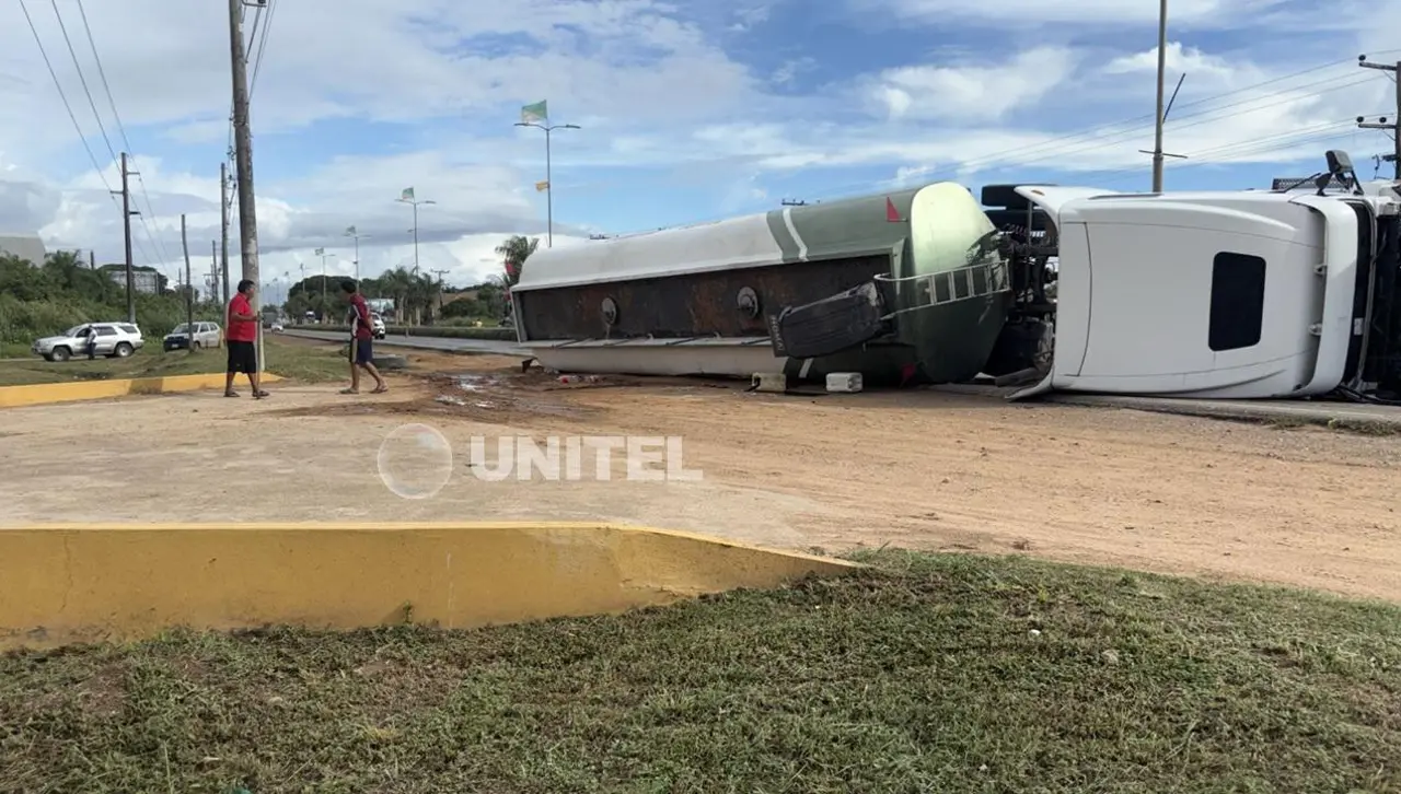 Camión cisterna vuelca en la ruta Warnes - Santa Cruz y deja al chofer herido, según reporte