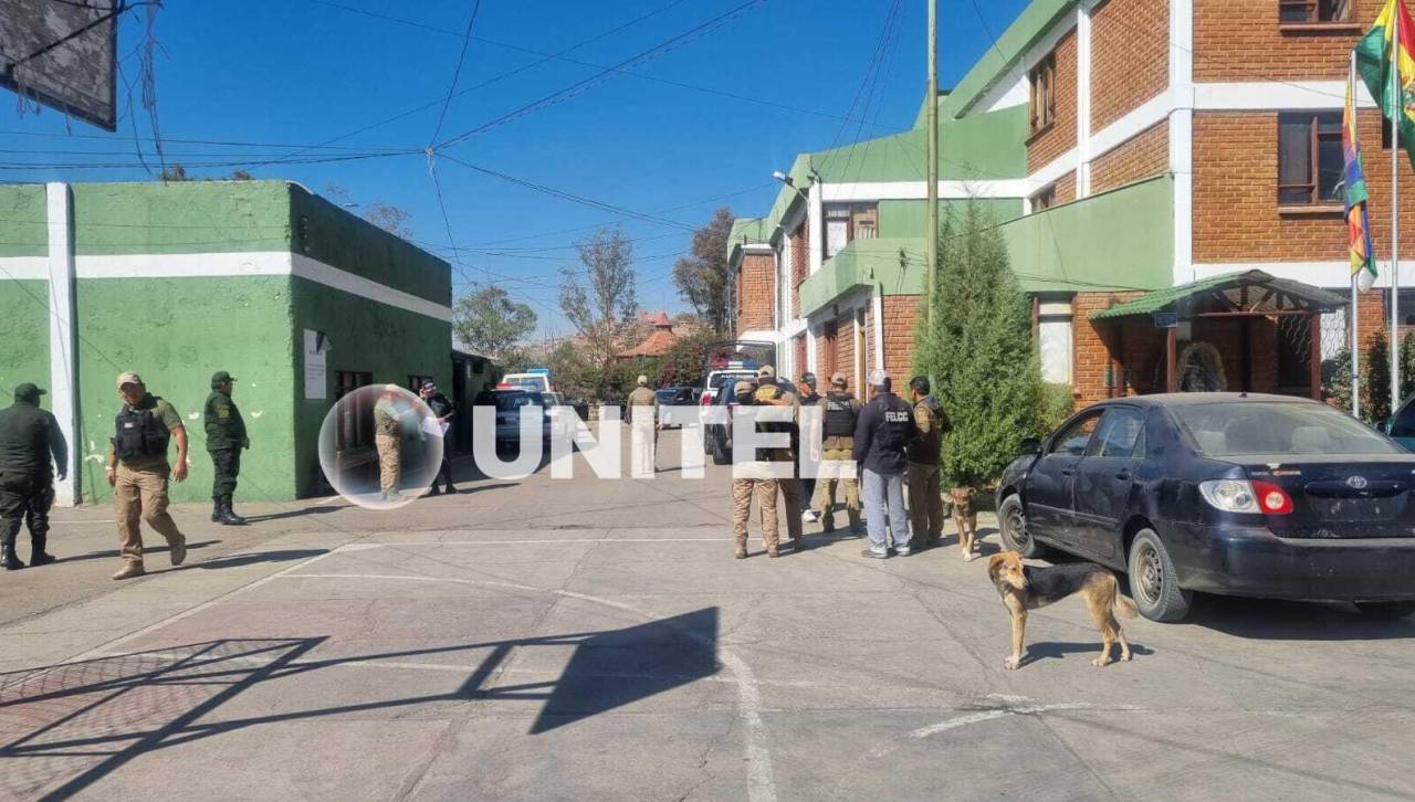 Contingente policial se moviliza y traslada a diferentes unidades militares en Cochabamba