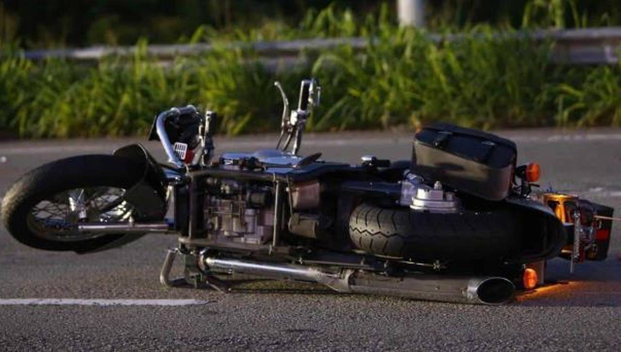 Delivery muere tras impactar contra una estructura luego que un vehículo lo chocara