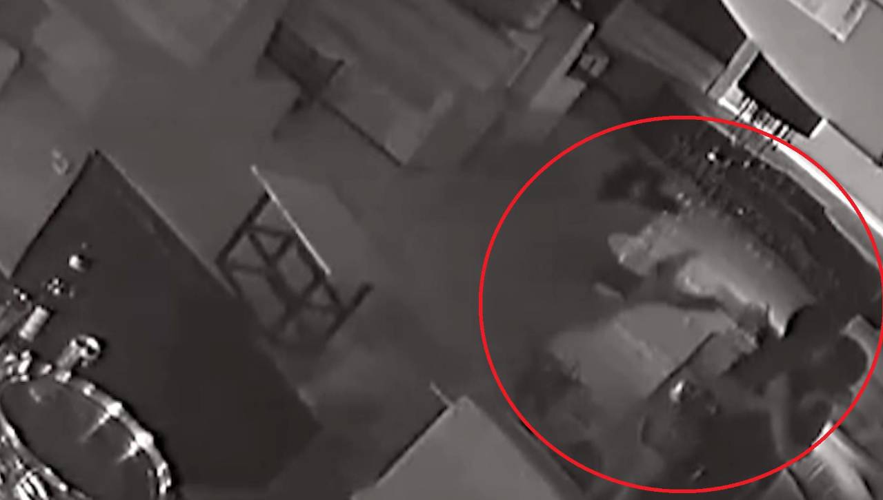 Revelan video del momento que un extranjero apunta con un arma a una mujer en Santa Cruz