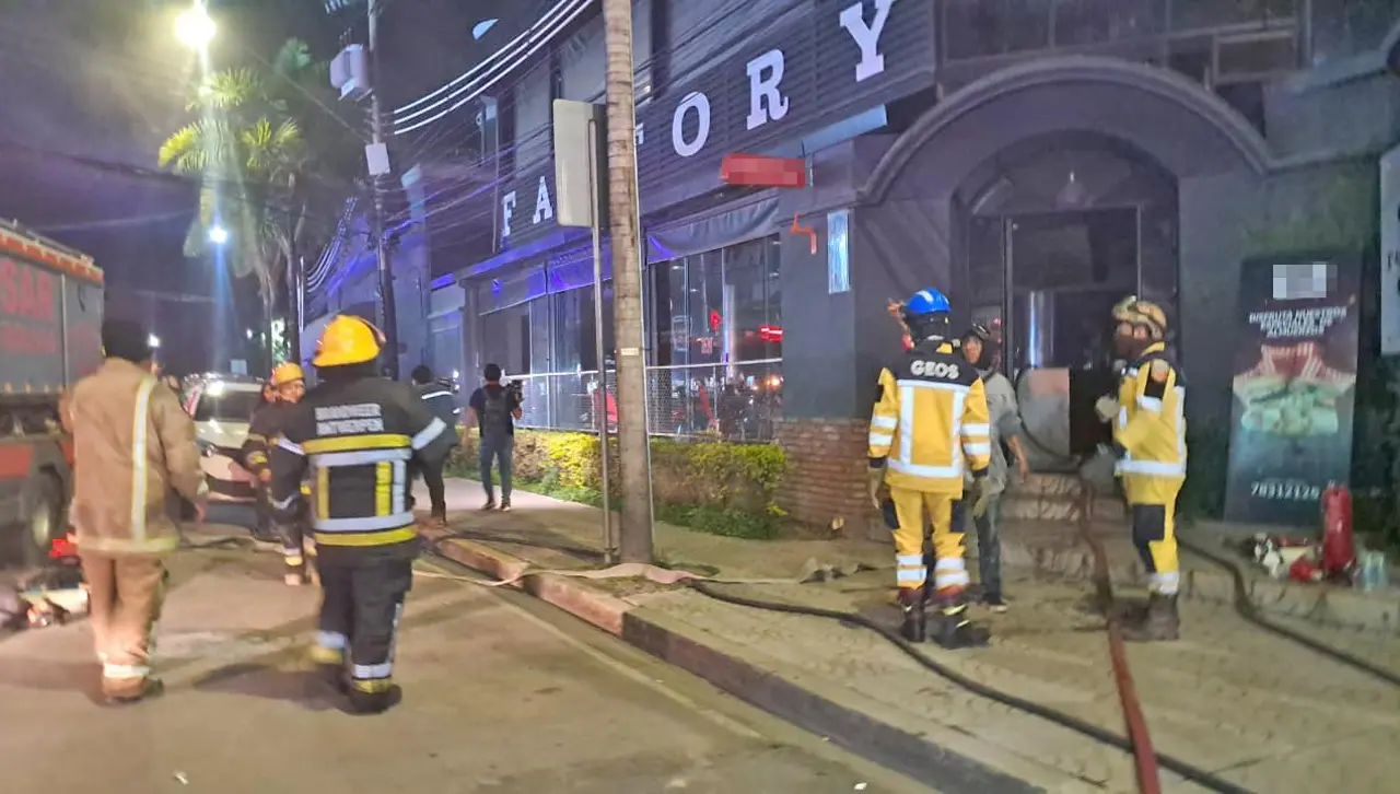 Incendio en un restaurante alcanza a dos habitaciones de un hotel y deja dos personas afectadas por el humo
