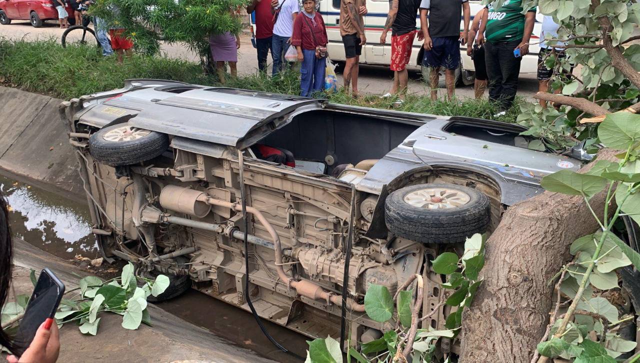 Minibús con pasajeros choca un árbol y cae al canal de drenaje en el Plan Tres Mil