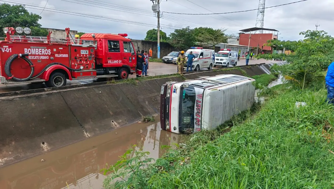 Un micro cae a un canal de drenaje, el conductor huye y abandona su vehículo
