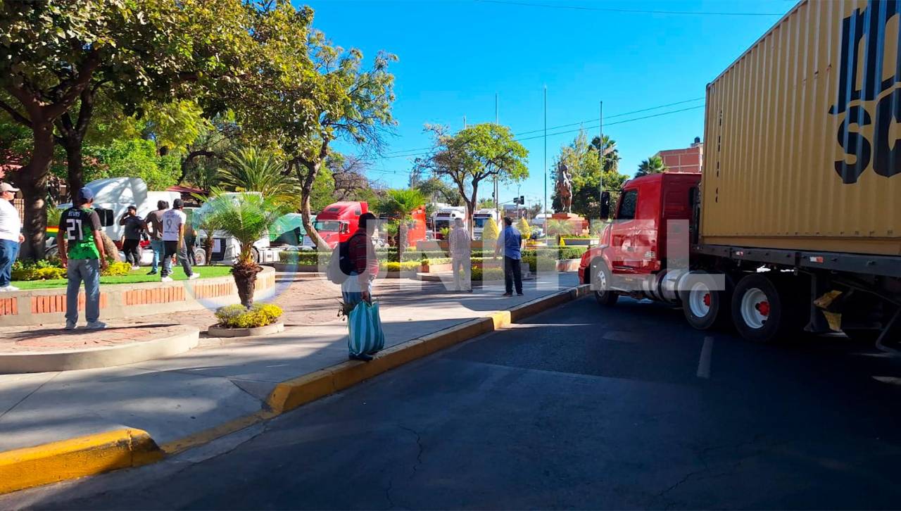 Transporte pesado bloquea ingresos de la Gobernación de Cochabamba y exige a Loza que desbloquee vías