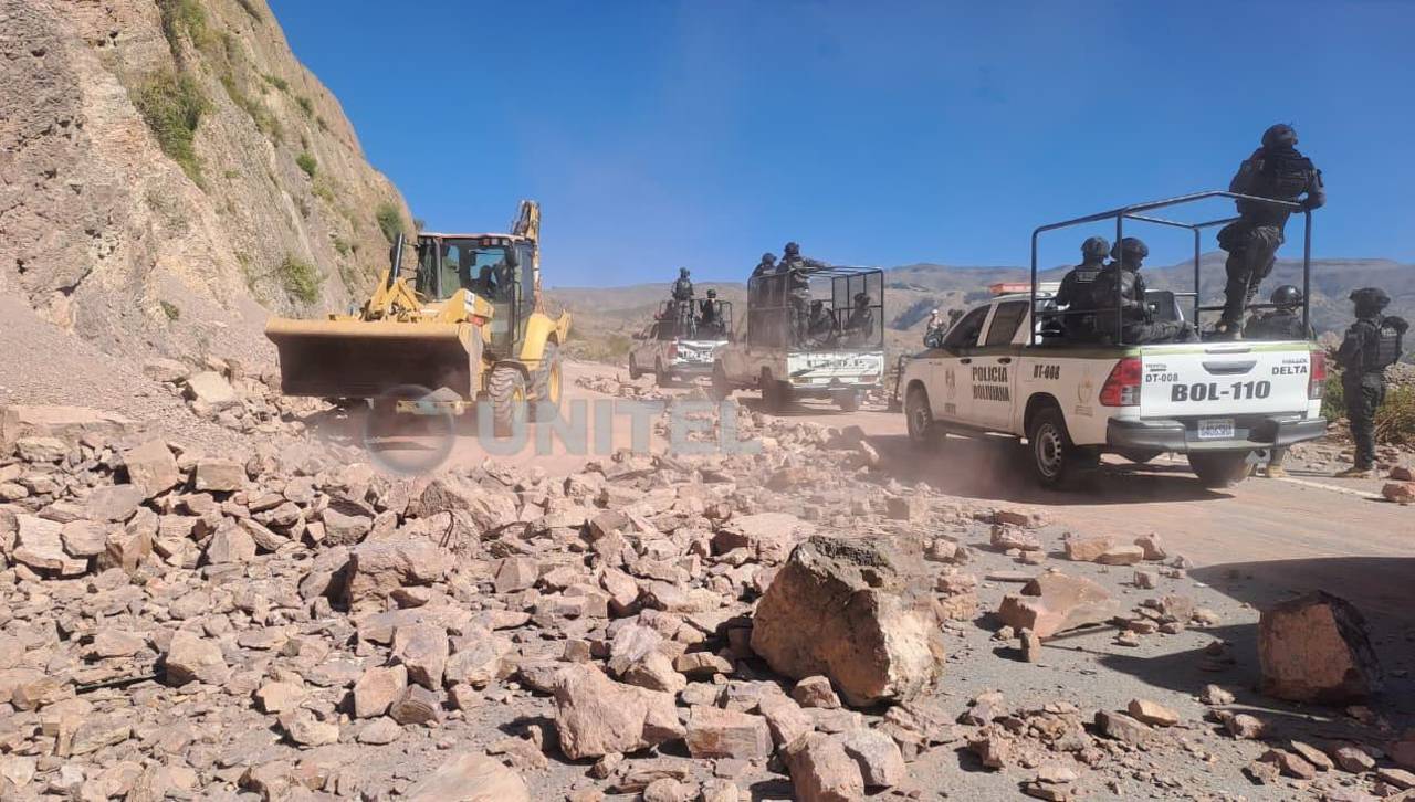 Cochabamba: Pedradas en el Cruce Aguirre y detenidos en medio de explosiones en el desbloqueo de la ruta al occidente
