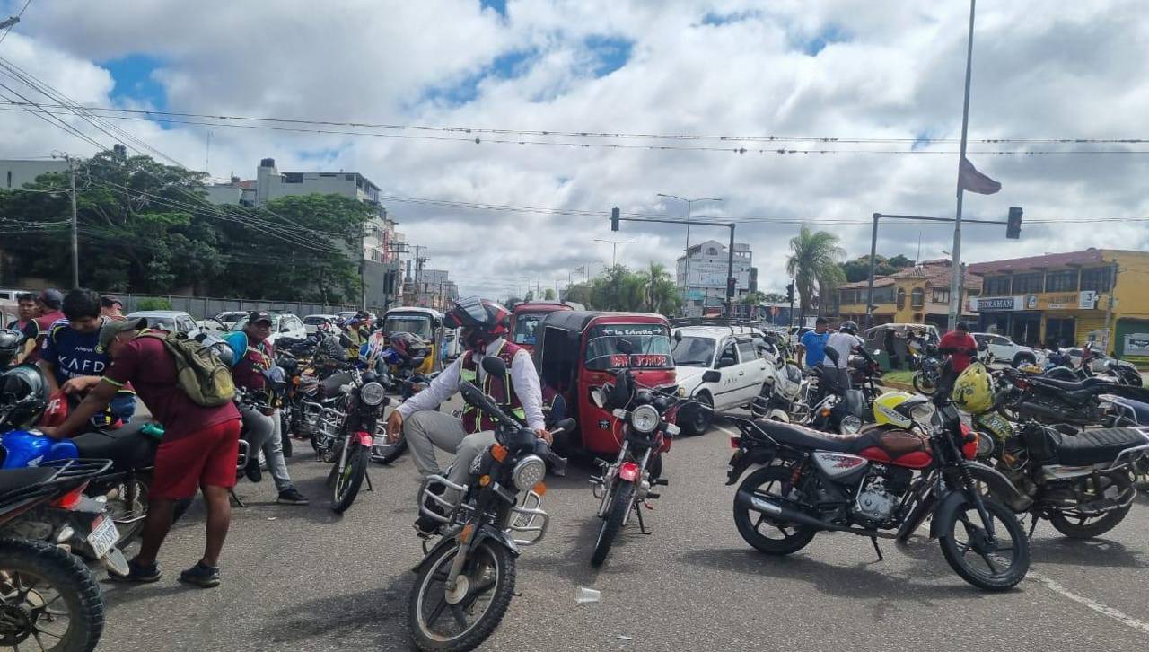 “Estamos usando el diálogo”, Desplazan policías a los puntos de bloqueo en Santa Cruz 