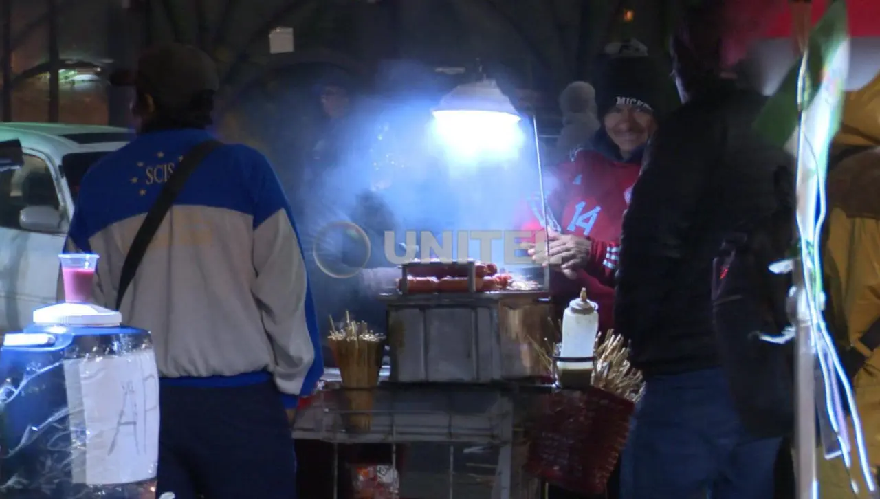 Frío en Santa Cruz: La dura realidad de quienes trabajan bajo el cielo nocturno en las calles