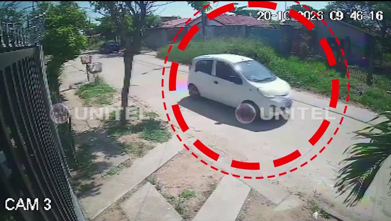 Video: Cámara capta cómo sicarios huyen en un vehículo robado tras acribillar a dos personas en Santa Cruz