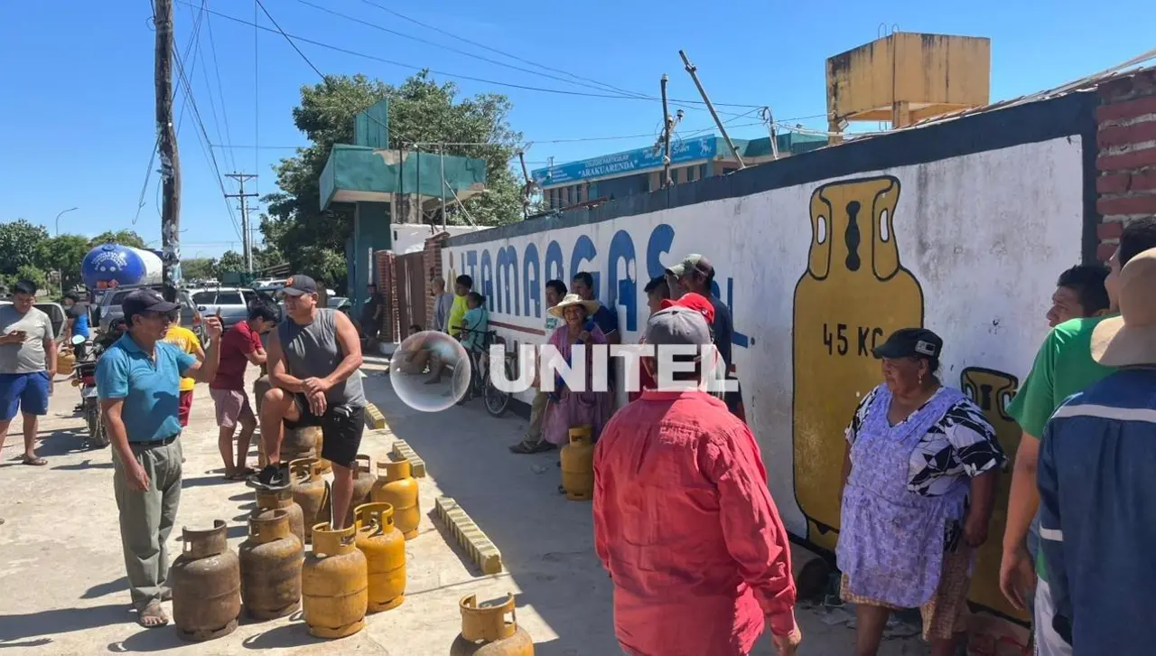 Se registran filas para la compra de garrafa en una distribuidora de la zona sur de Santa Cruz de la Sierra