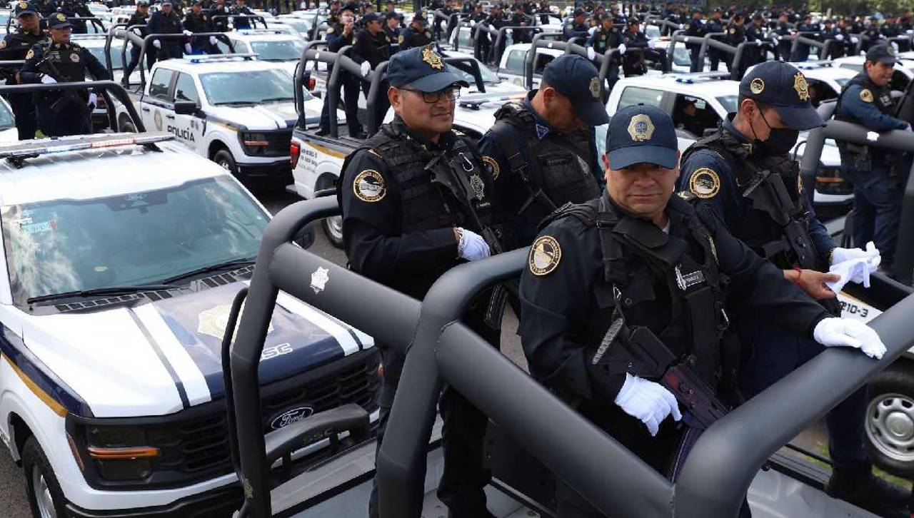 Video: Policías caen cuando intentaban formar una pirámide humana sobre una patrulla en movimiento