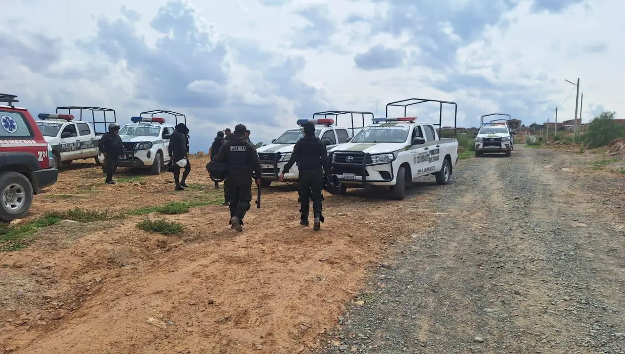 Policía reporta 7 uniformados heridos, el secuestro de Bs 20.000, celulares y otros elementos