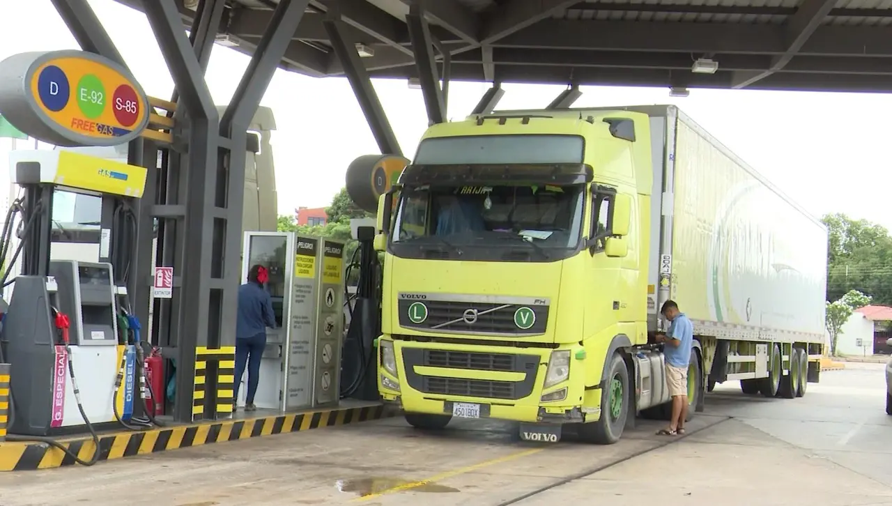 “De a poco se está normalizando”, dicen choferes que buscan combustible en las estaciones de servicio