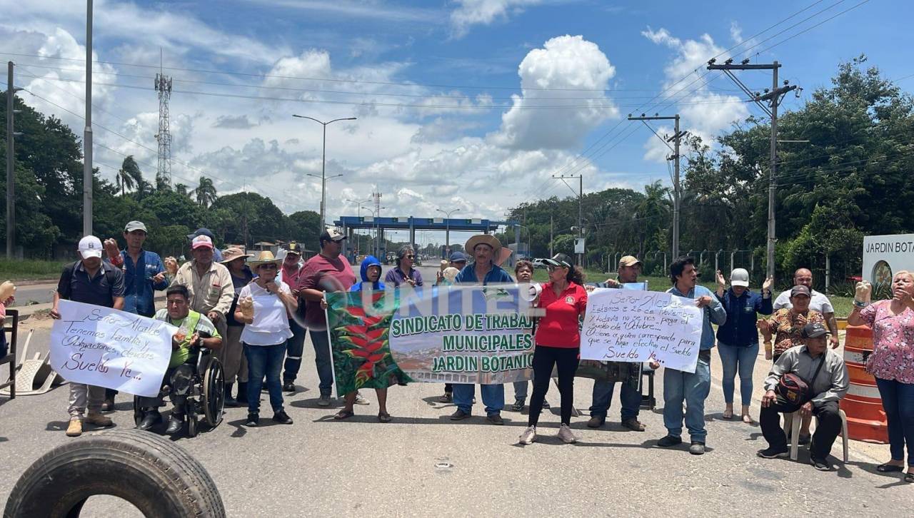 Trabajadores cierran el cementerio y bloquean por falta de pago de sueldos en la Alcaldía de Santa Cruz de la Sierra