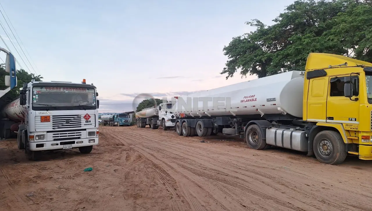 Cisternas con gasolina que llegaron de Argentina aguardan en puertas de la refinería de Santa Cruz para la descarga, según transportistas