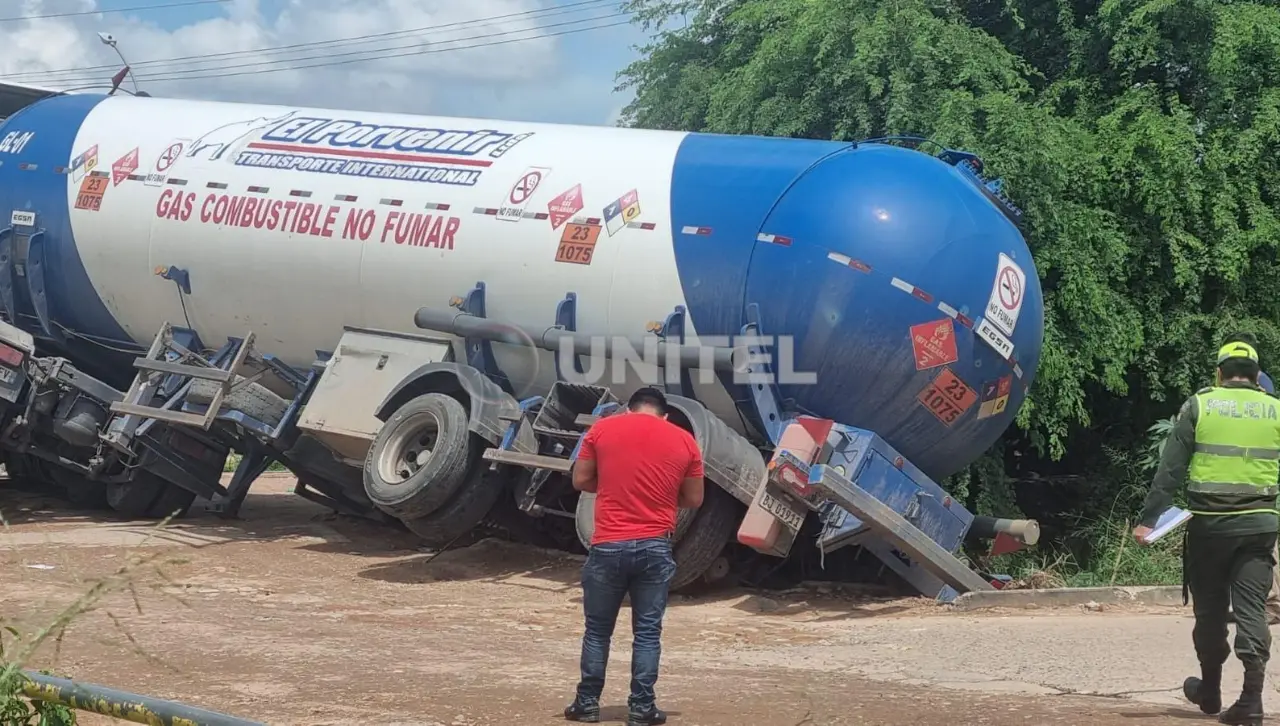 Santa Cruz: Cisterna con gas que quedó a punto de volcar tenía una fuga