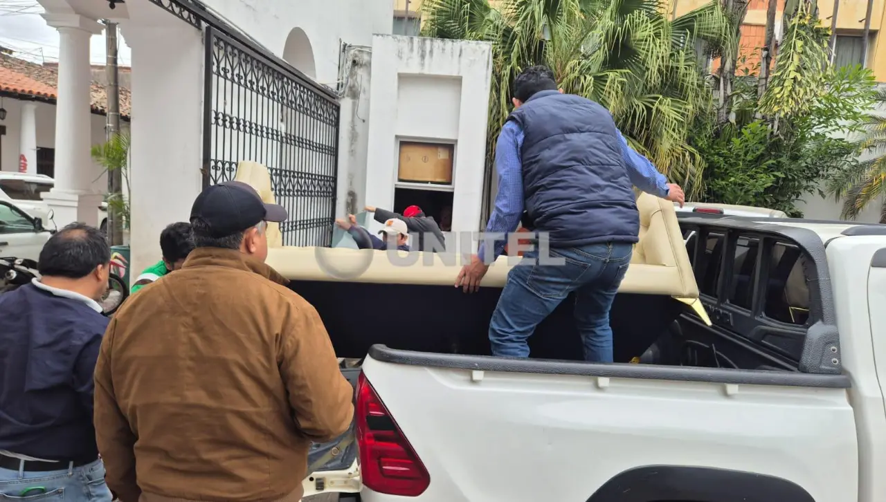 Retiran pertenencias de Silvana Mucarzel del Concejo de Santa Cruz de la Sierra en medio de disputa por curules