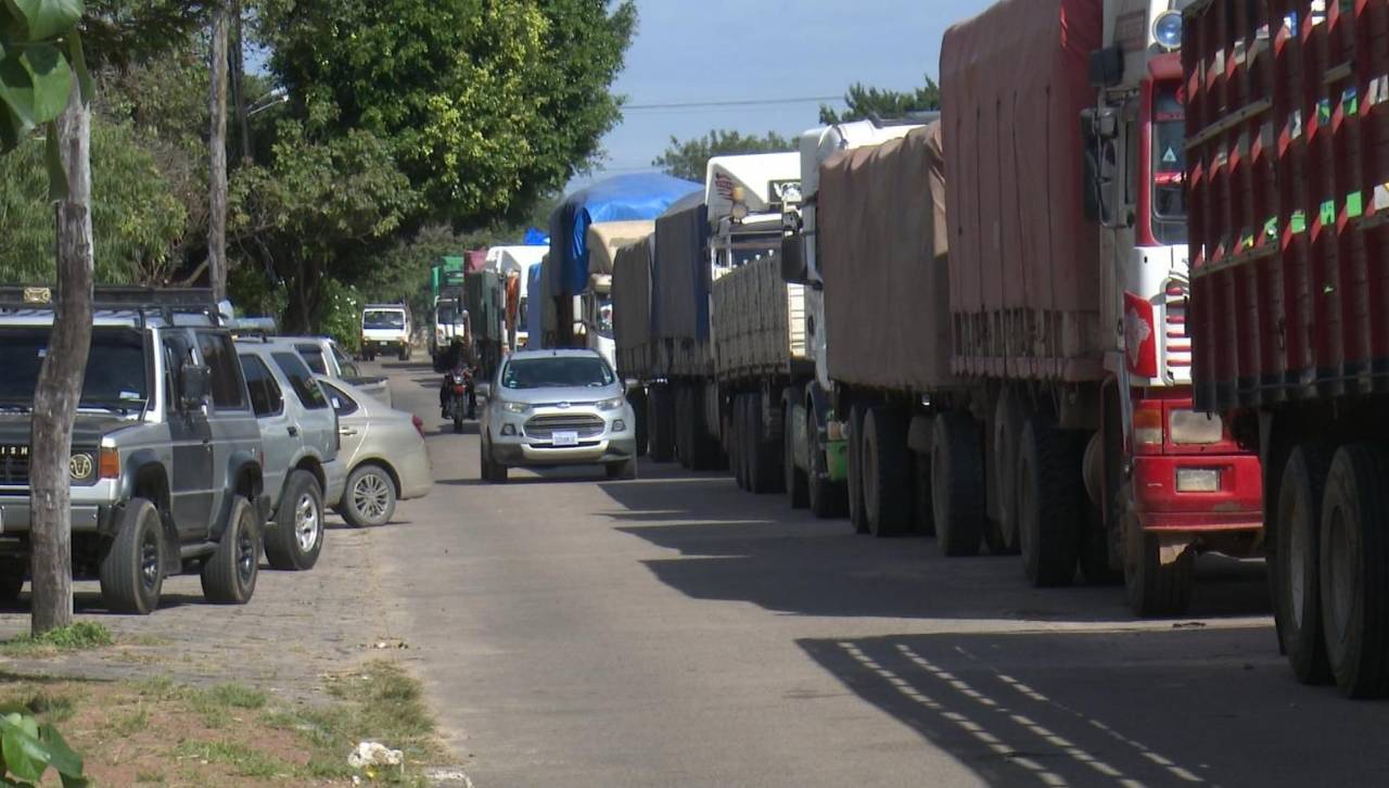 Conductores esperan hasta tres días para poder cargar combustible en surtidores del eje central