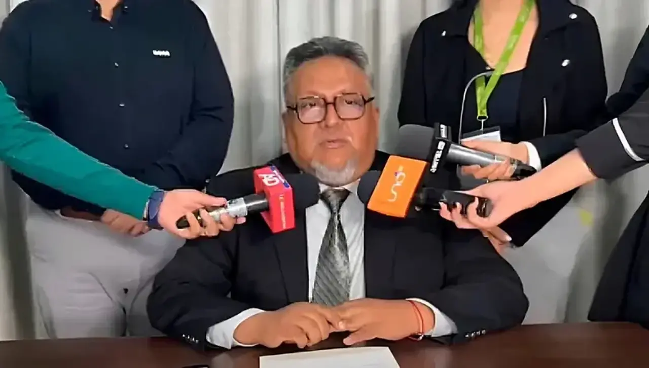 Fiscal Montaño se presenta a dependencias de la Felcc y es trasladado a celdas policiales