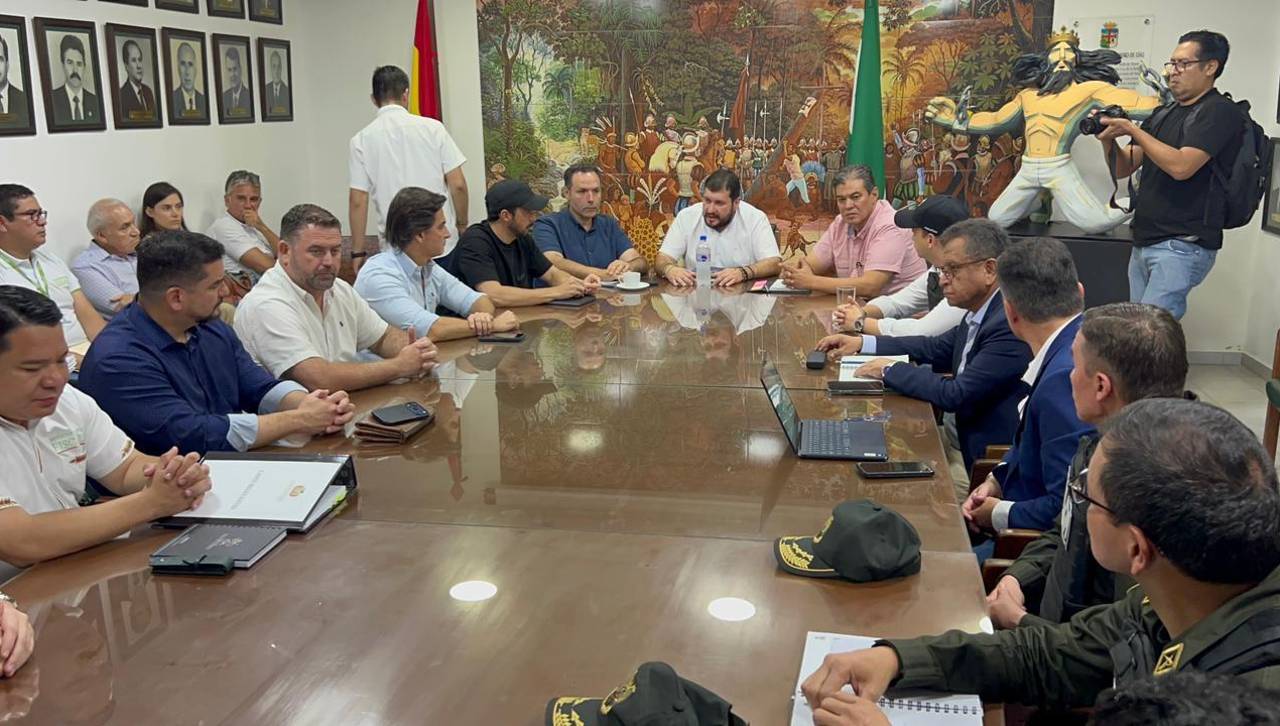 Cívicos se reúnen con el Gobierno, Fiscalía, Policía y otras autoridades por los crímenes en Santa Cruz