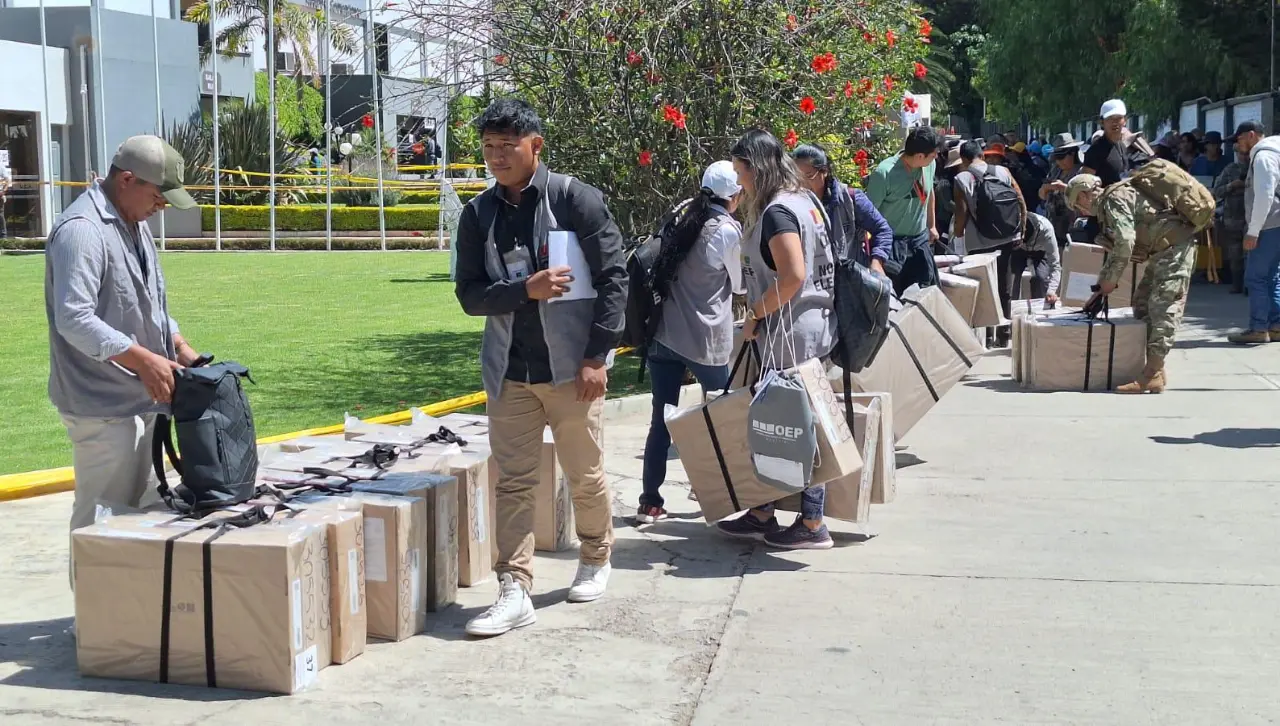 Segunda vuelta: El 30% de las maletas electorales ya está en los recintos, señala el vocal Vargas