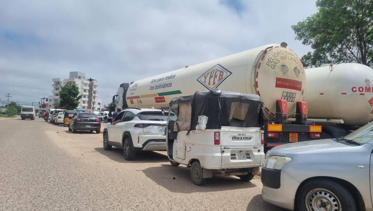 Filas por combustible se extienden en Santa Cruz y La Paz por tercer día consecutivo