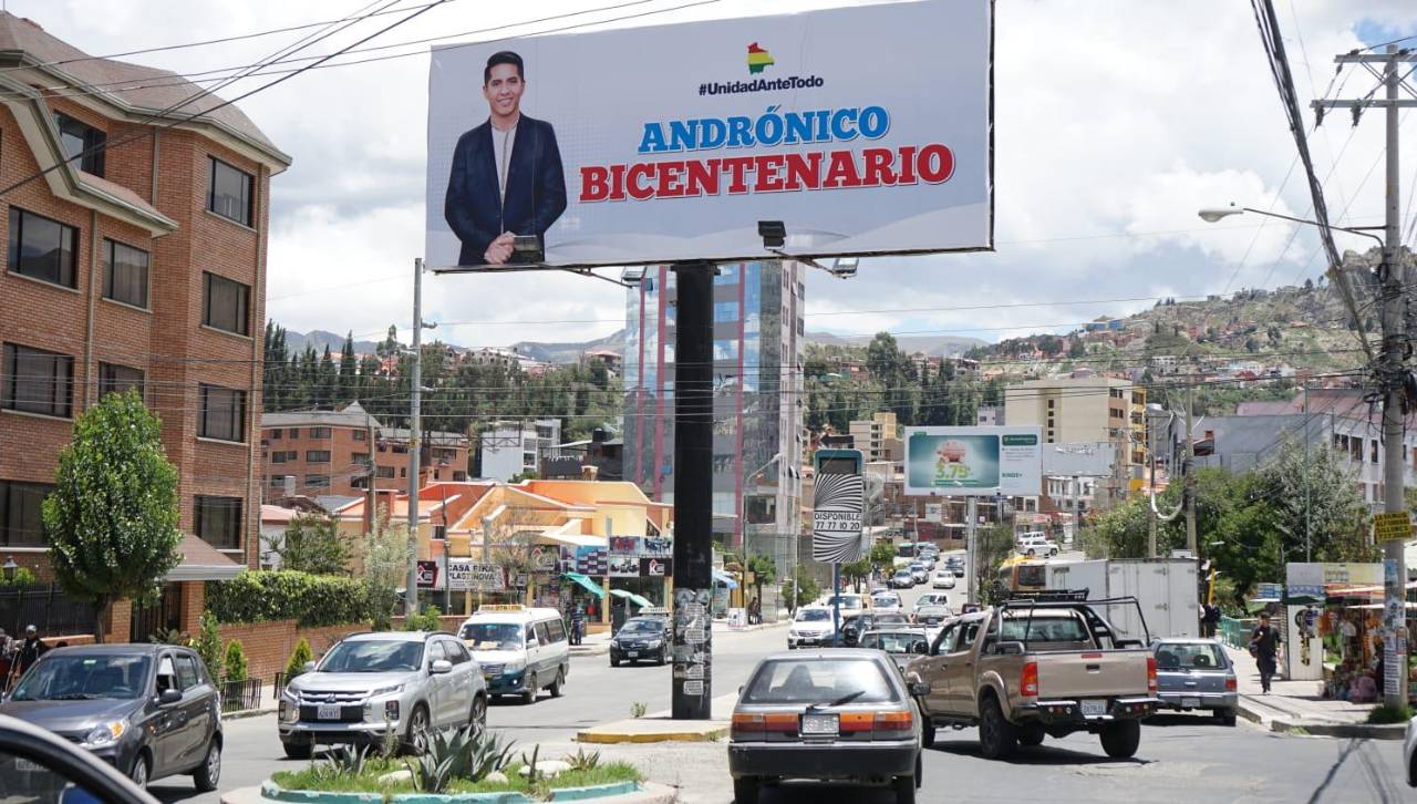 Tras aparición de vallas con la imagen de Andrónico, él dice que hará representación ante el TSE para aclarar que no está en campaña