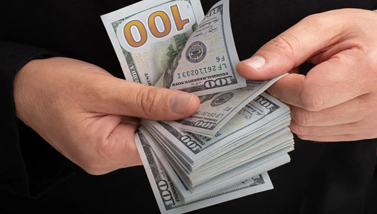 Un policía dice que perdió $us 50.000 incautados en un operativo antidrogas y ahora es investigado por la Justicia