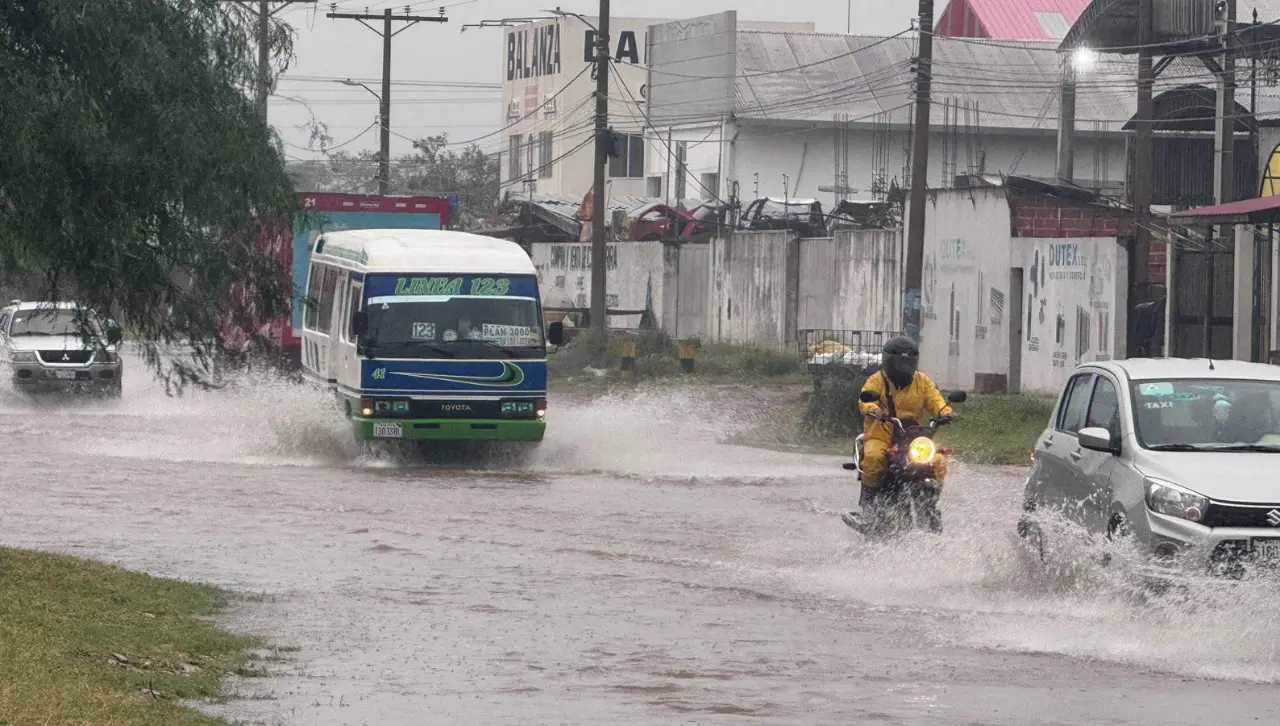 Rigen dos alertas por riesgo de desborde de ríos y por fuertes vientos en cinco departamentos