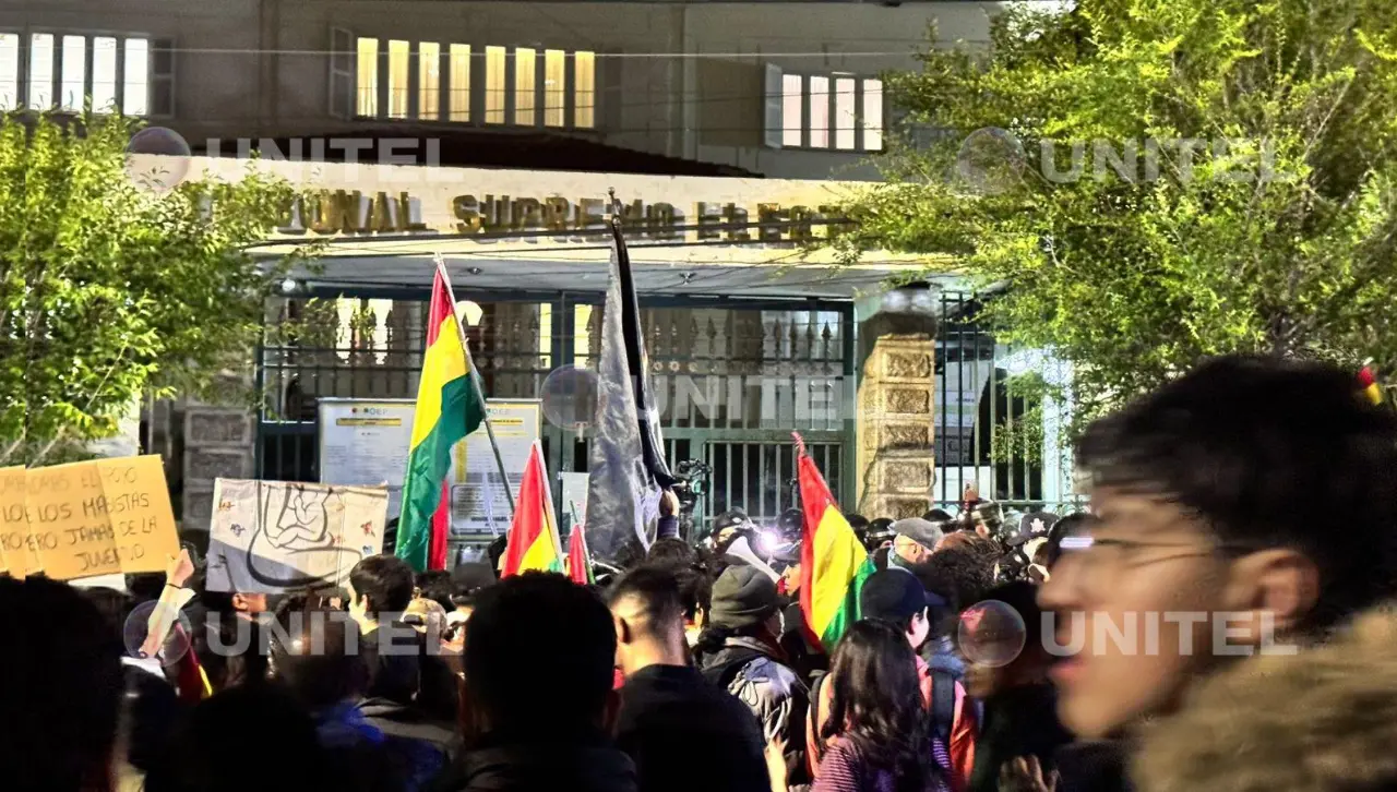 La Paz: se registran protestas en puertas del TSE en rechazo a los resultados preliminares del balotaje