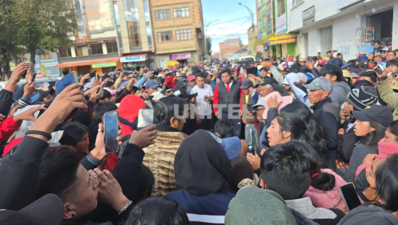 Tensión en Viacha: Sacan de la Policía y golpean a tres jóvenes sindicados de matar a un chofer