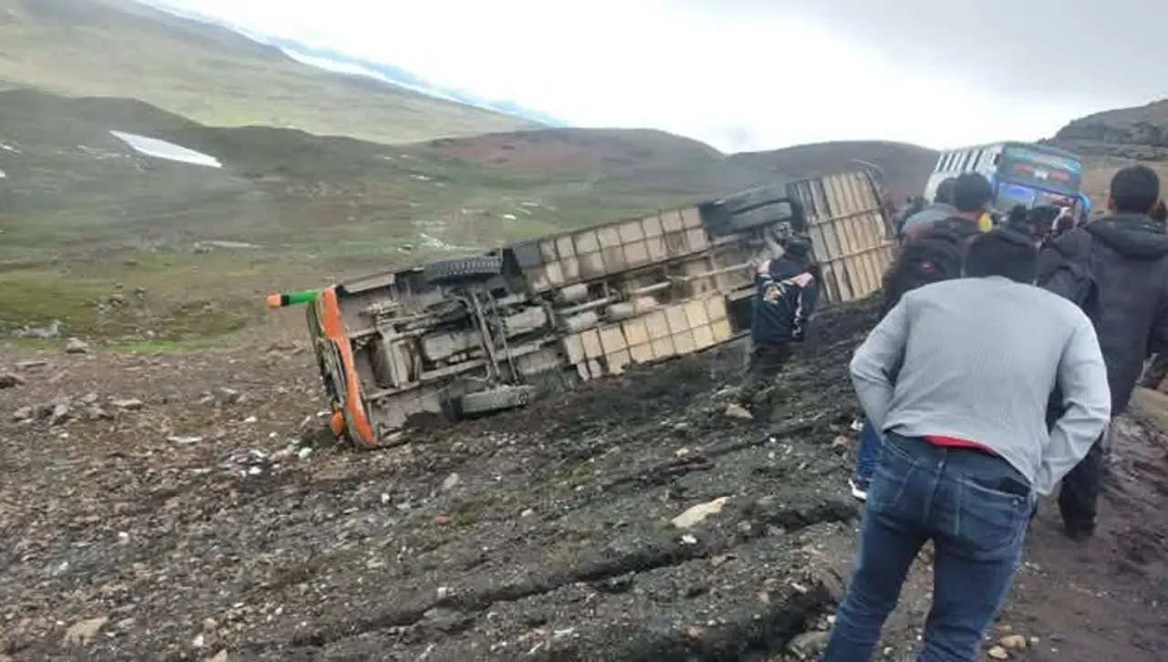 Un bus vuelca en la ruta Apolo- La Paz; reportan al menos cuatro heridos