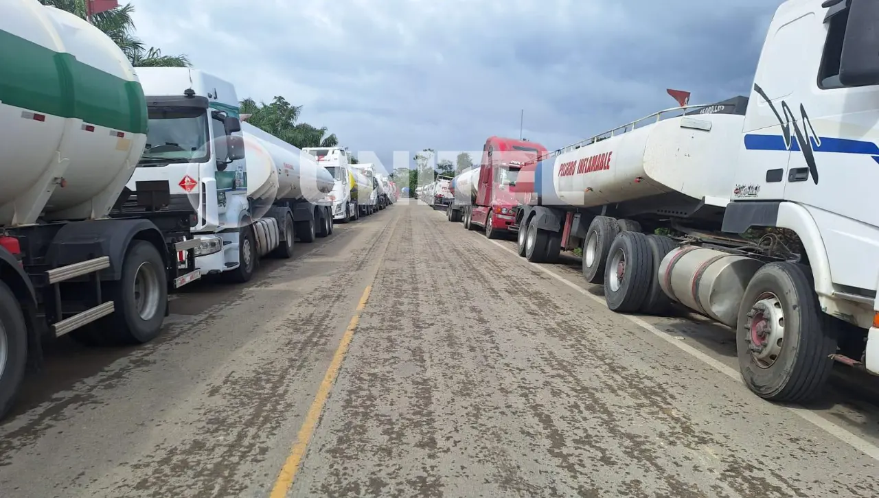 Cisternas aguardan para descargar combustible en la planta de YPFB de Puerto Villarroel