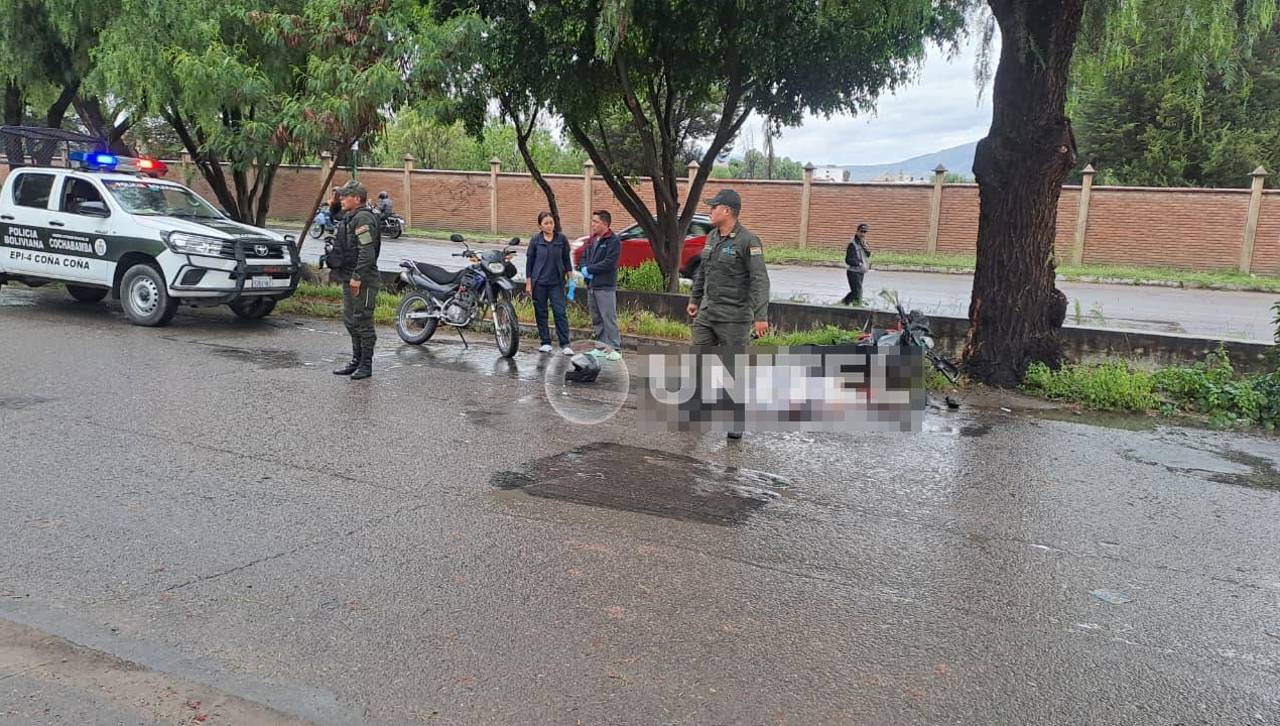 Hombre pierde la vida tras impactar con su motocicleta contra un árbol