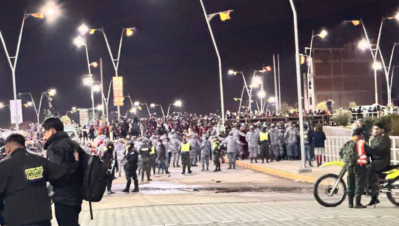 El Alto: En pleno rescate de heridos y fallecidos del avión accidentado, una turba se enfrentó a la Policía