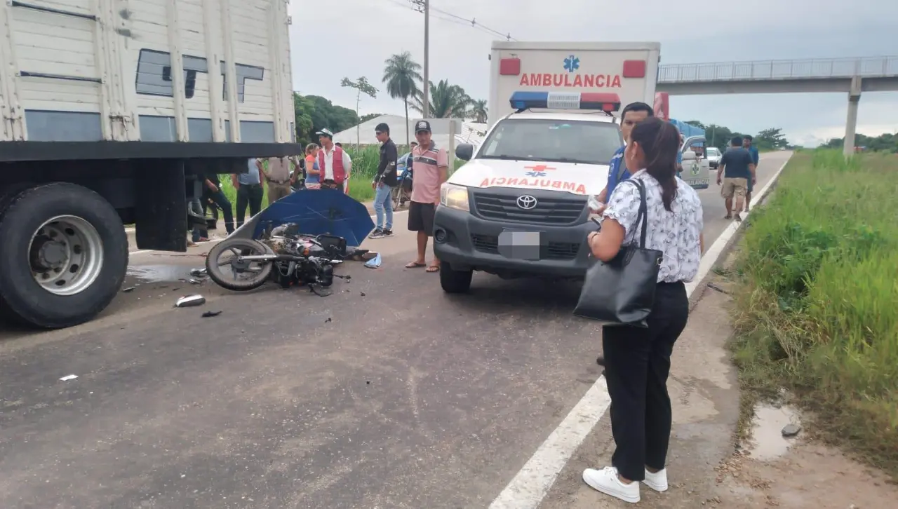 Motociclista muere al chocar contra un camión parado en bloqueo en la vía nueva Santa Cruz - Cochabamba