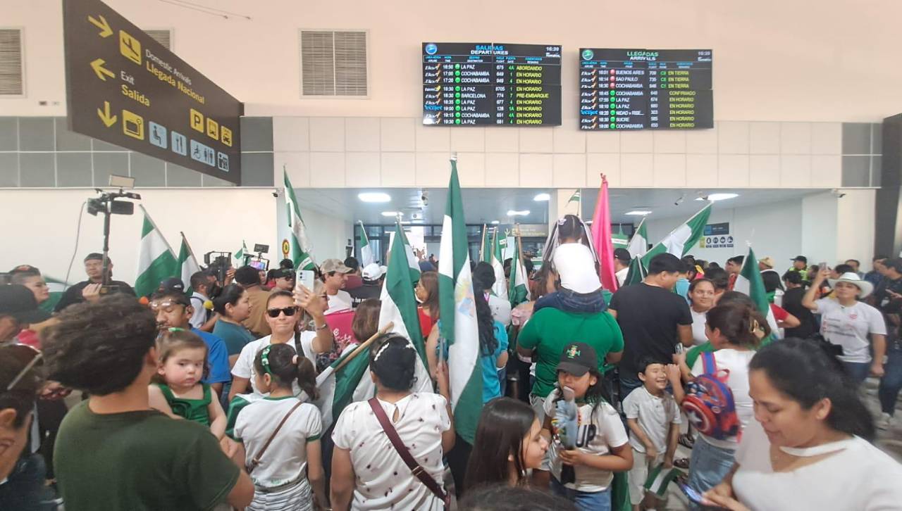 Con banderas cruceñas, y pancartas, así esperan al gobernador Camacho en el aeropuerto Viru Viru