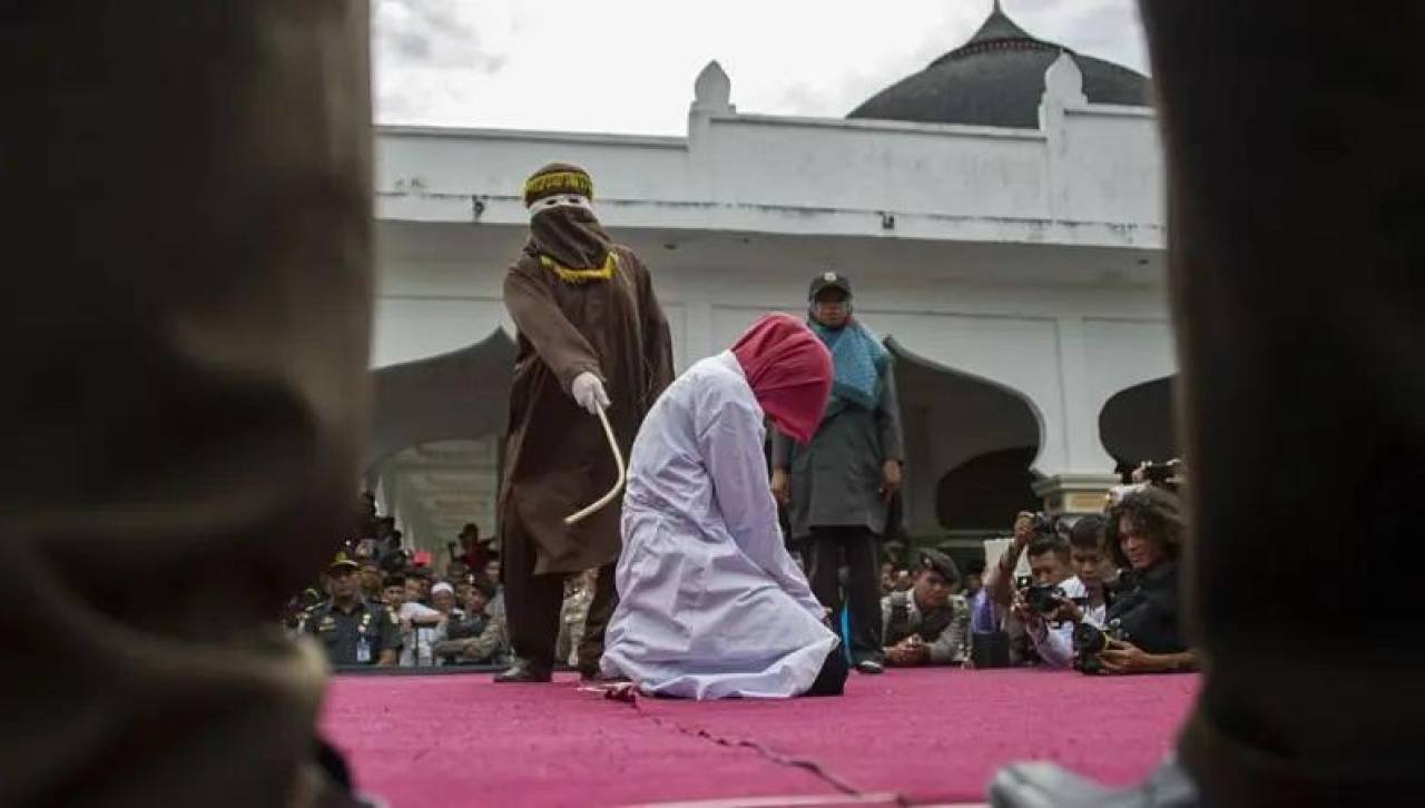 Condenan a un hombre a ser azotado públicamente por estar a solas con una mujer en Malasia