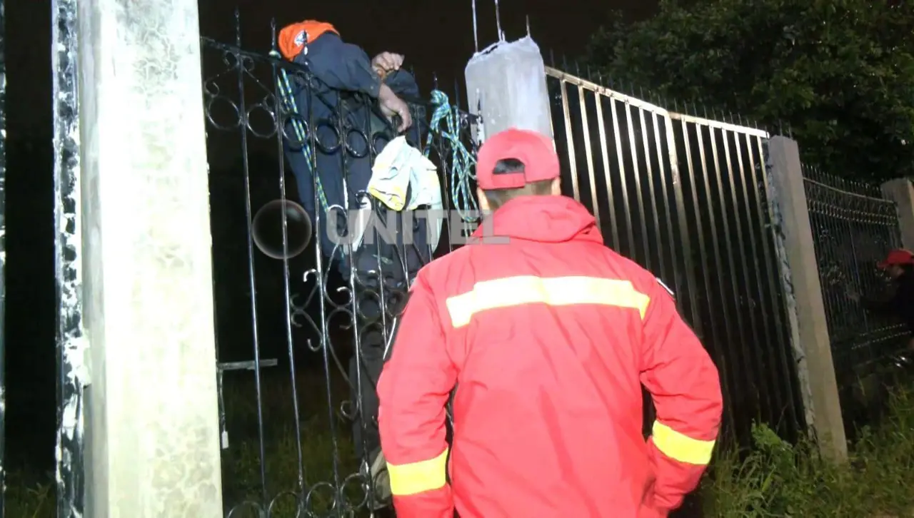 Hombre queda incrustado en una reja al intentar ingresar a una casa de la Villa 1ro de Mayo