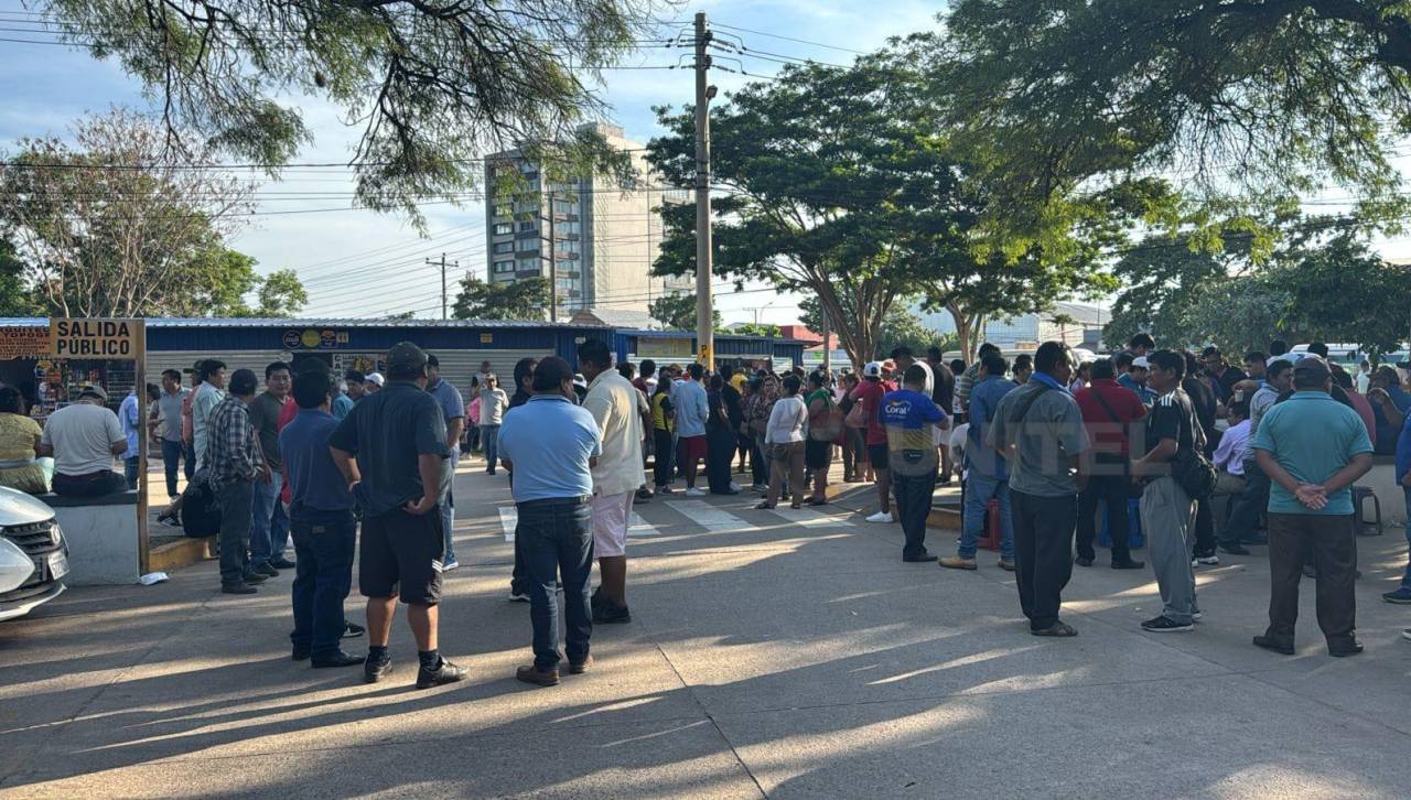 Gritos y empujones entre micreros y funcionarios municipales en protesta por el incremento del pasaje