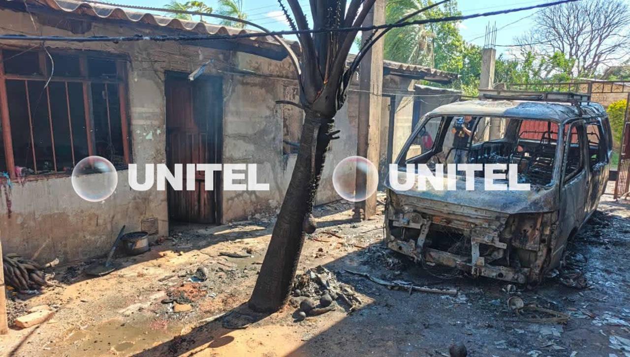 Incendio deja en chatarra a un minibús y una vivienda en el Plan Tres Mil