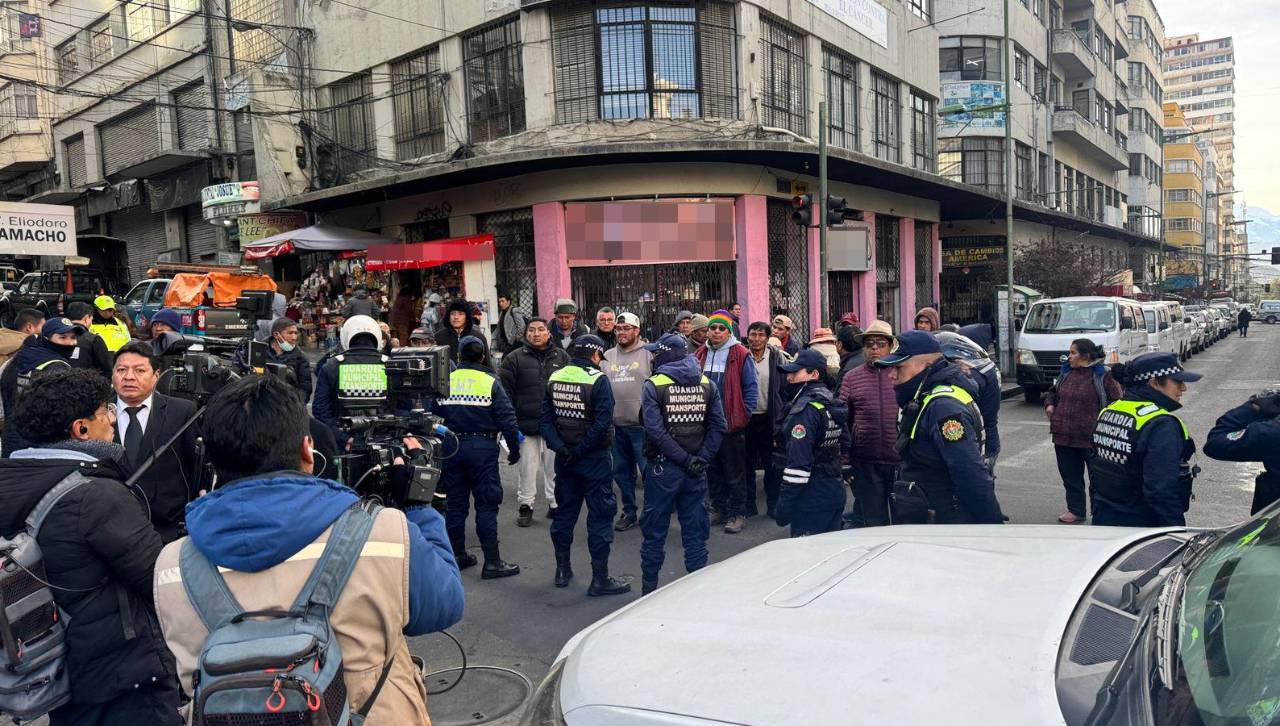 Choferes irrumpen en un acto de la Alcaldía para exigir gasolina; Dockweiler se compromete a buscar a las autoridades
