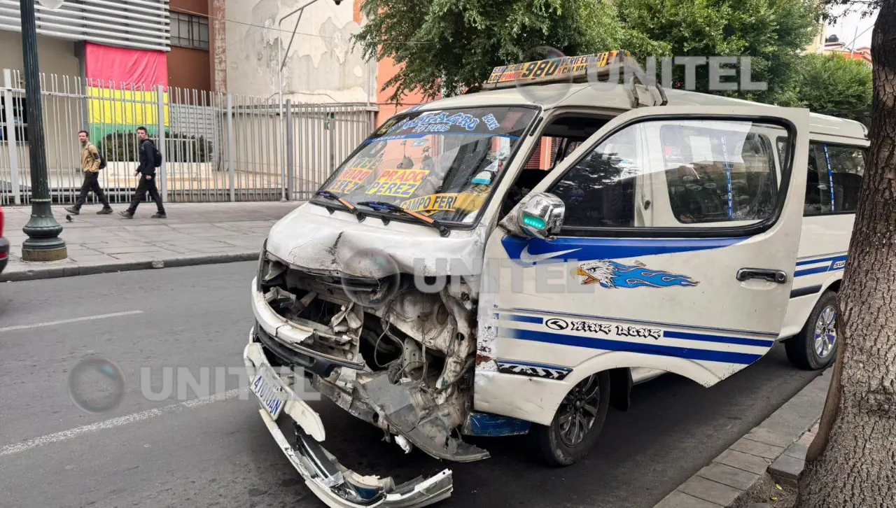 Minibús choca con otro en el Prado de La Paz por evitar el corte de vía por el desfile navideño 