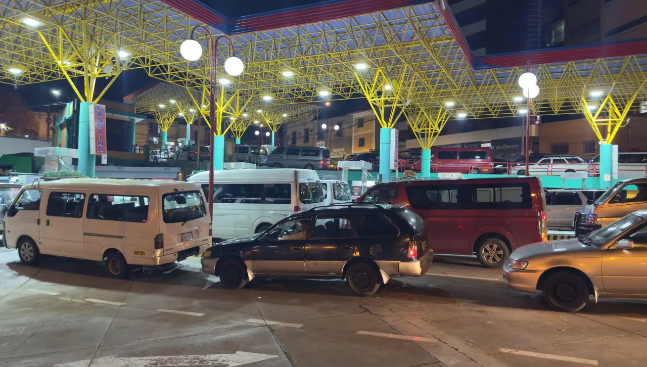 Filas en surtidores se concentran en diferentes regiones y YPFB proyecta la llegada de nuevos buques con combustible