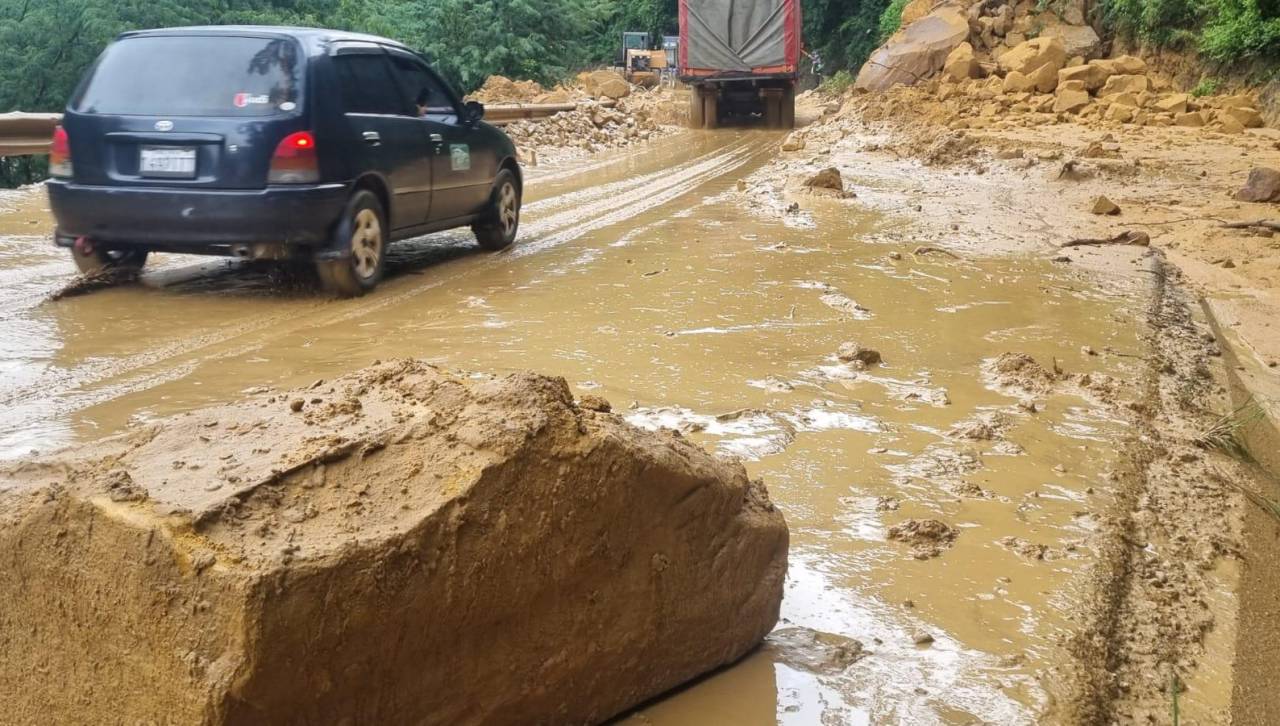 Tras deslizamientos, cierran un tramo de la carretera antigua Cochabamba - Santa Cruz 