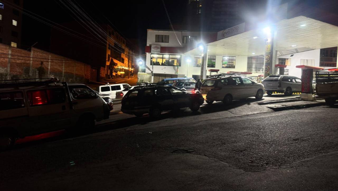 Crecen las filas por gasolina y conductores expresan su molestia por la falta de solución al desabastecimiento 