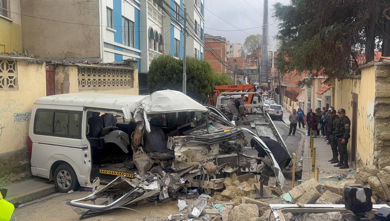 “Estaban atorados, pedían auxilio”, el impactante relato de una vecina que ayudó a los heridos en el accidente de La Paz