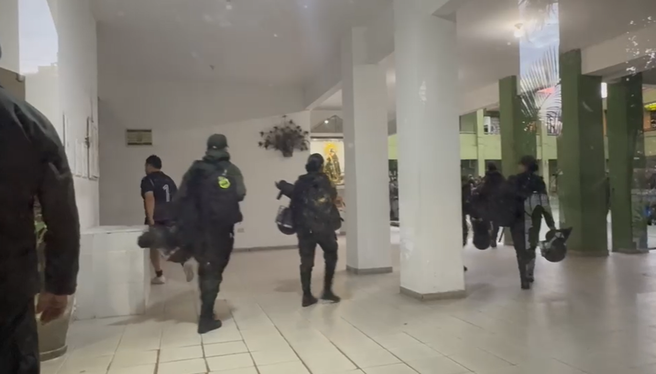 Policía se moviliza con equipos antimotines y alista despliegue a puntos de bloqueo en Santa Cruz