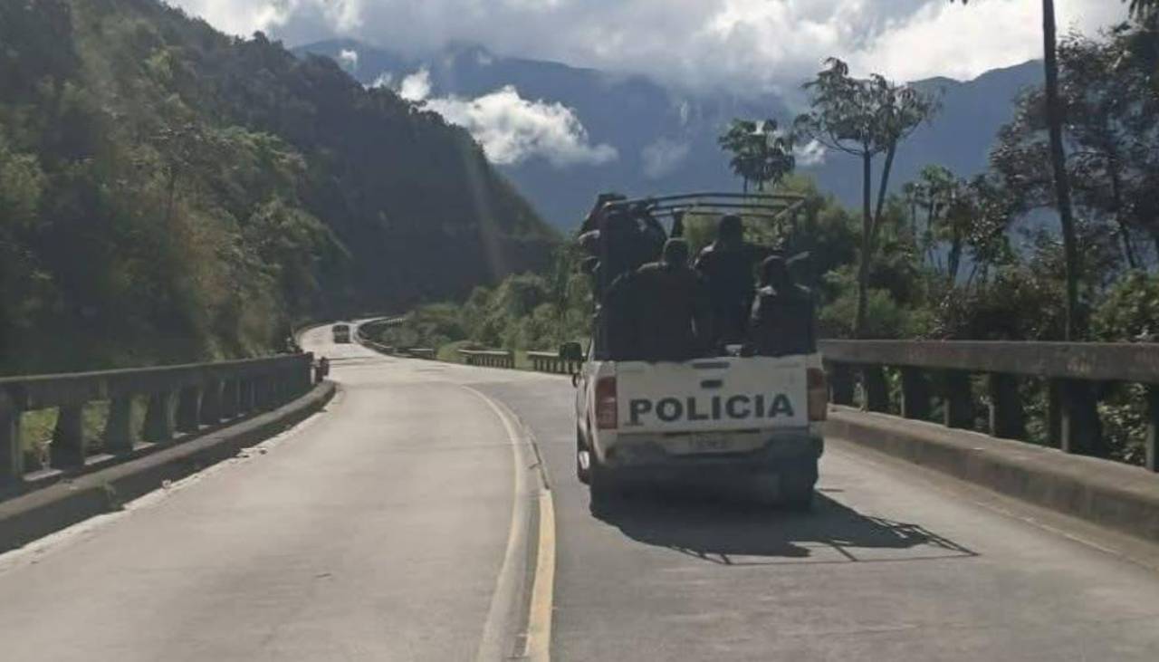 La Paz: Reportan que un contingente policial se dirige al punto de bloqueo en Caranavi
