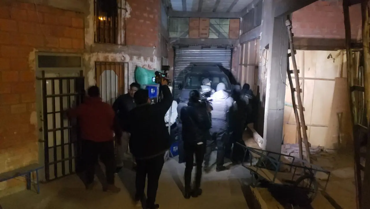 “Escaparon por los techos”: Vecinos denuncian que cercaron a delincuentes en el robo en una vivienda, pero fugaron